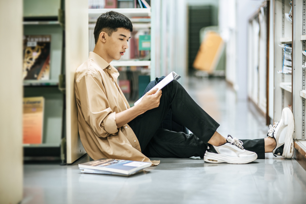 Membaca buku di perpustakaan memiliki banyak manfaat