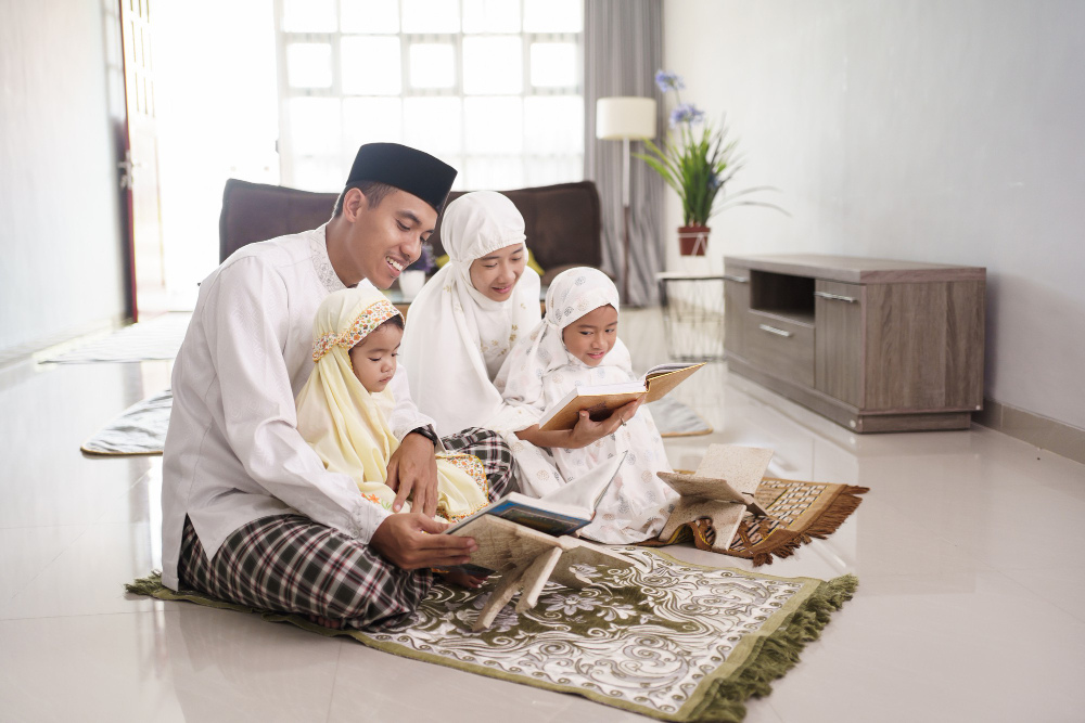 al quran dibaca oleh-ayah ibu dan dua anak seusai shalat berjemaah