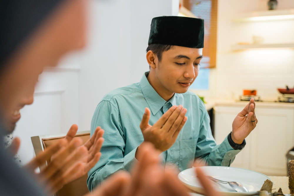 orang berpuasa ayyamul bidh sedang berbuka iftar