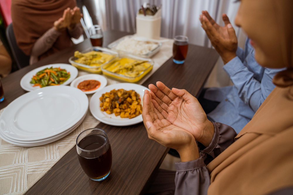 Makanan saat berbuka puasa ayyamul bidh bersama keluarga iftar shaum